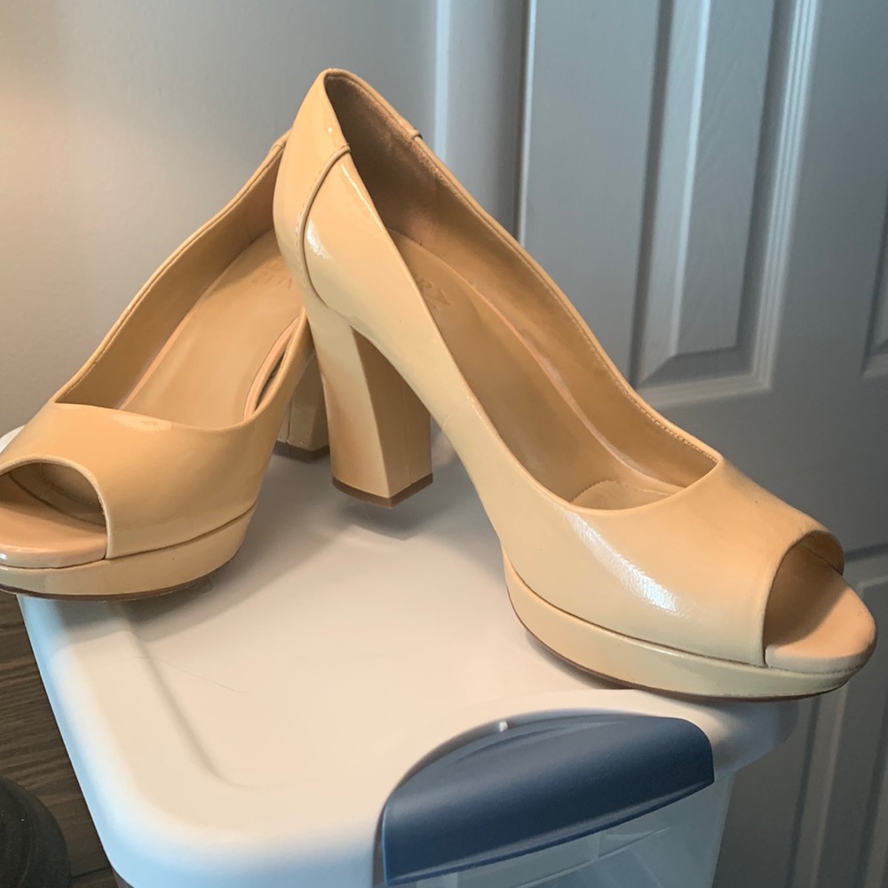 Nude, patent leather shoes